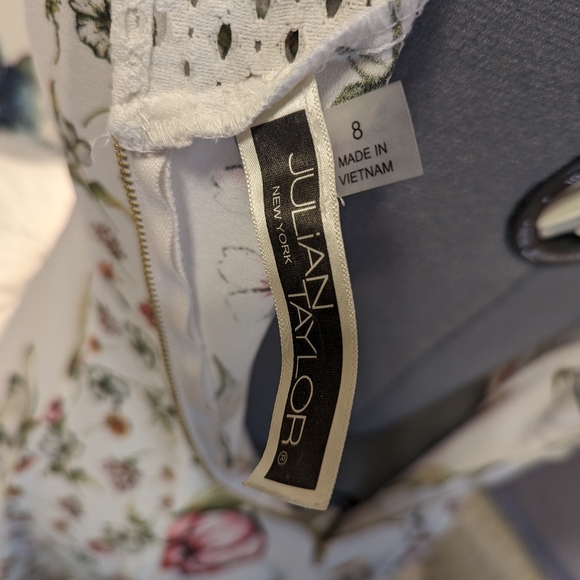 Julian Taylor size 8 White floral knee-length dress with lace neckline - Picture 4 of 7